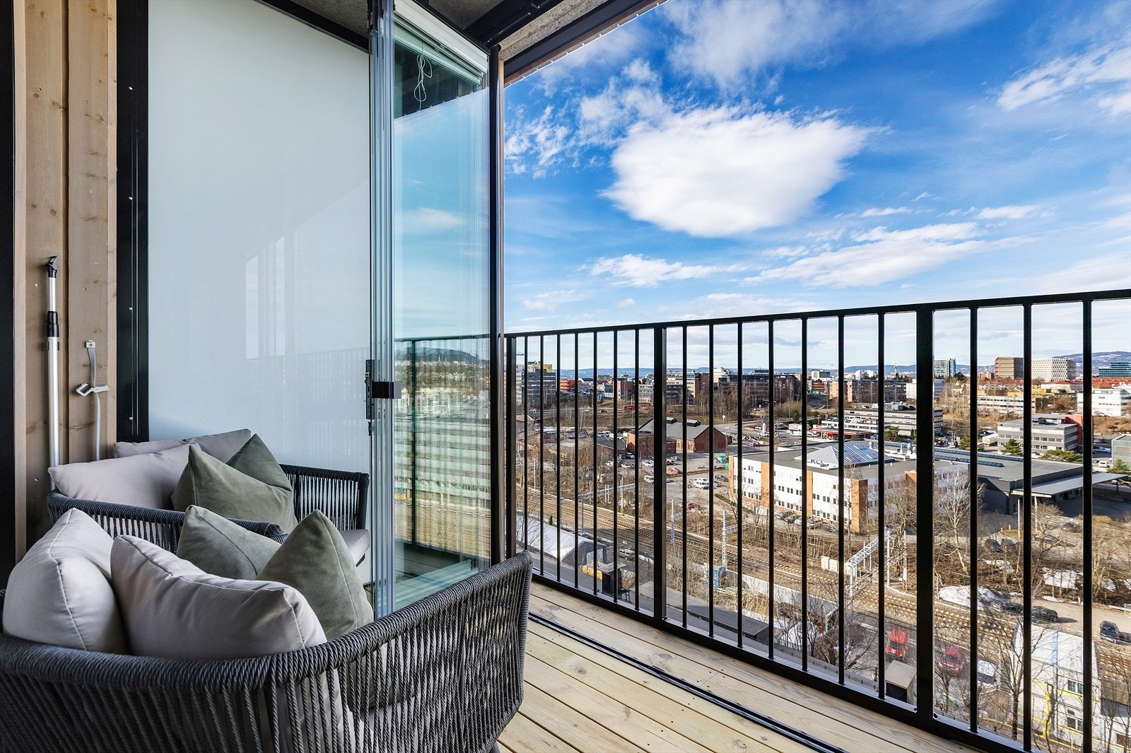 Fra stuen er det utgang til denne herlige balkongen med delvis innglassering. Galleribilde