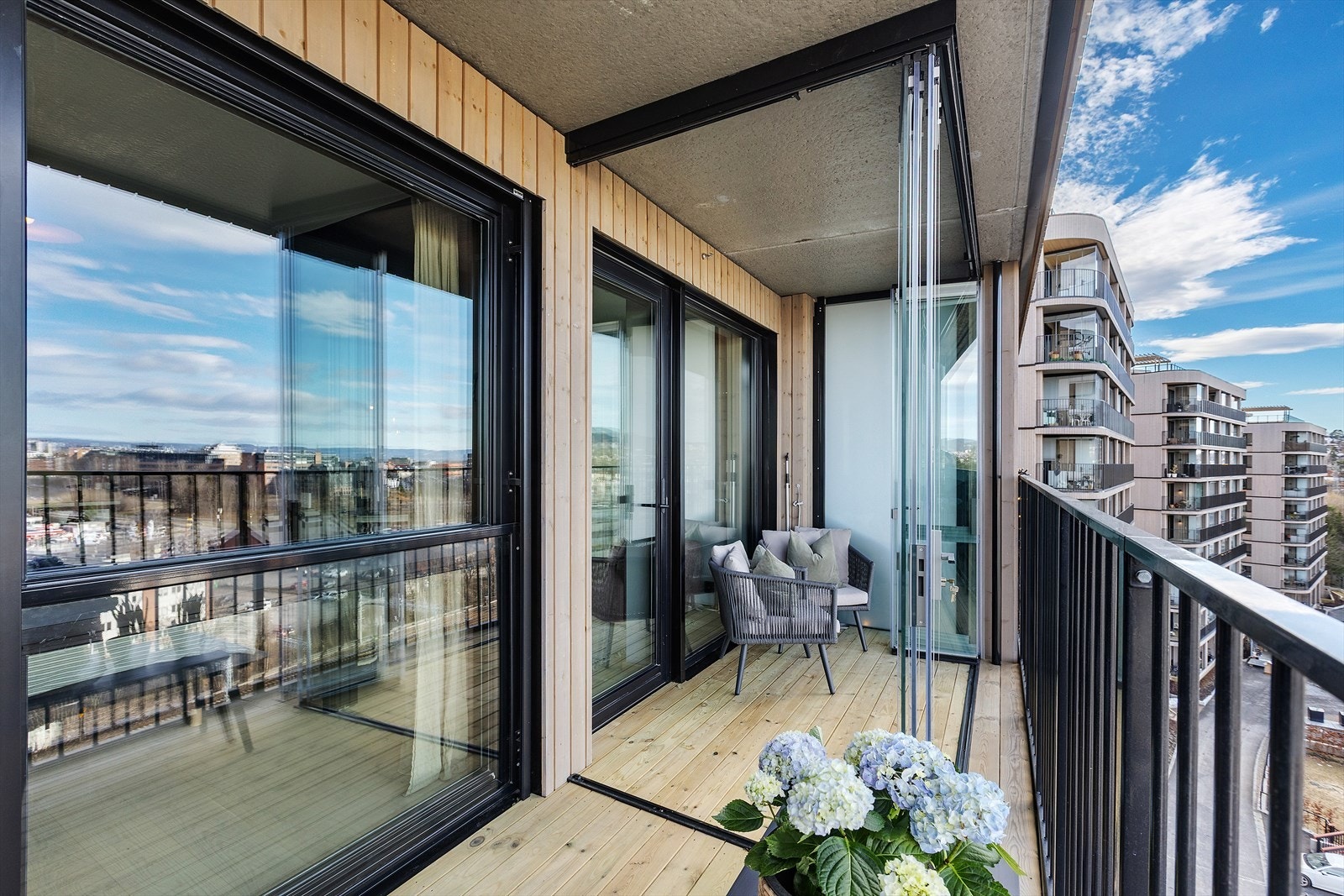 Det er god plass til å møblere med utemøbler og grill - her kan du skape en hyggelig uteplass. Galleribilde