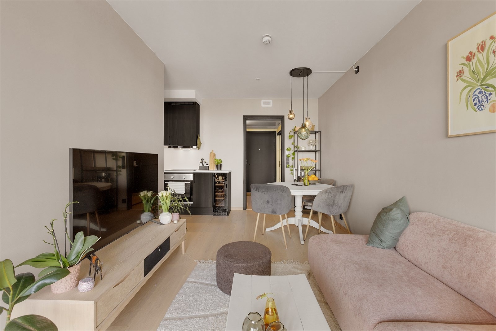 Innbydende og åpen stue med god plass til sofagruppe, TV-møblement og spisebord. Galleribilde