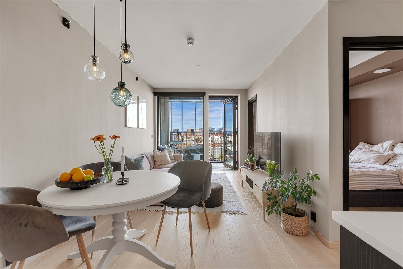 I stuen er det mulighet for å innrede med en romslig spisegruppe - perfekt for daglige måltider. Galleribilde