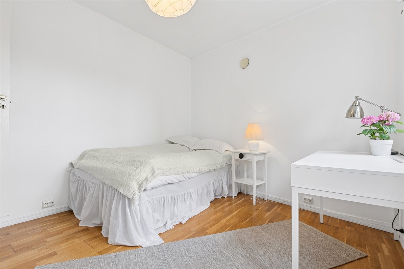 Leilighetens to soverom ligger i hver sin ende av boligen. Galleribilde