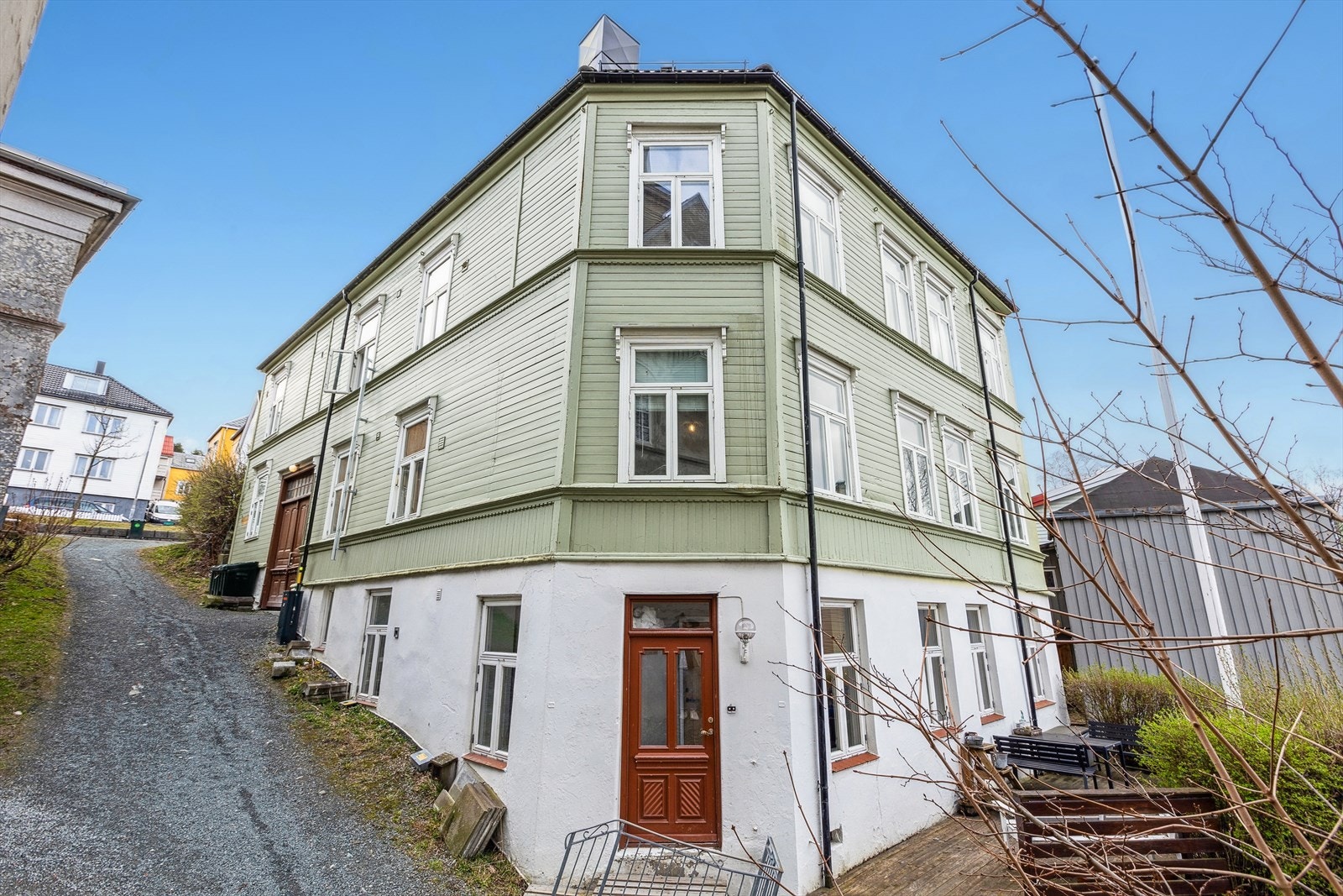 Hele bygget ble restaurert i 2003. Under restaureringen ble bygårdens særpreg ivaretatt, og den fremstår idag meget sjarmerende og i god stand. Galleribilde