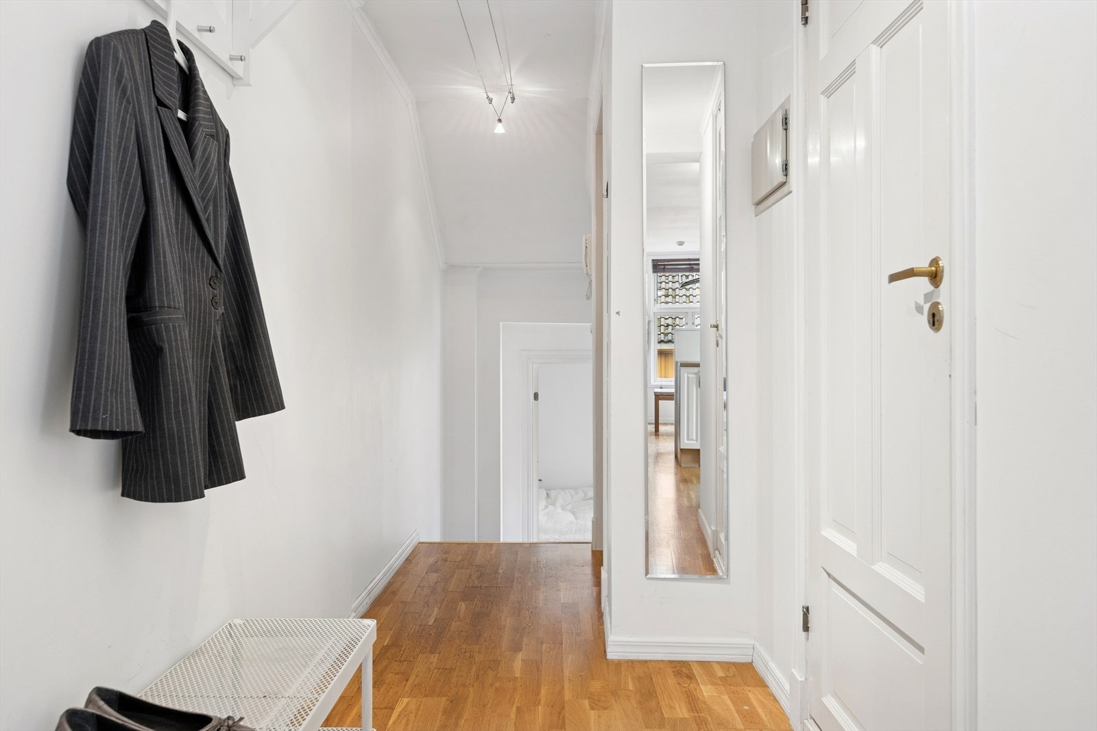 Entréen er innbydende og har nok plass til oppheng/oppbevaring av yttertøy og sko. Galleribilde