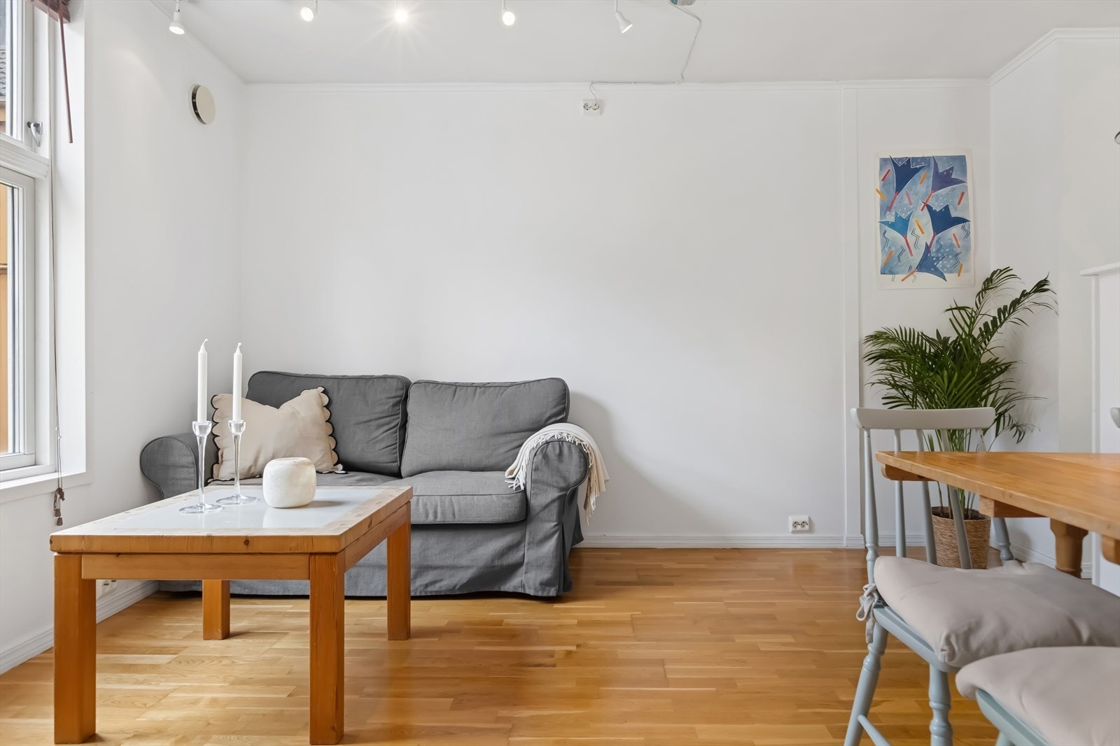 Leiligheten måler 53 kvm (BRA-i) og består av stue, kjøkken, entré, bad og 2 soverom. Utover dette har du også en ekstern bod på loftet. Galleribilde