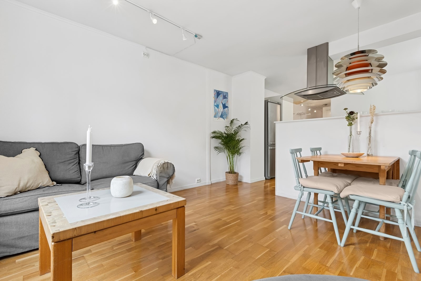 Stue og kjøkken er i en åpen løsning med en samlet størrelse på 20,5 kvm. Den gjennomtenkte planløsningen skaper naturlige soner for møblering. Galleribilde