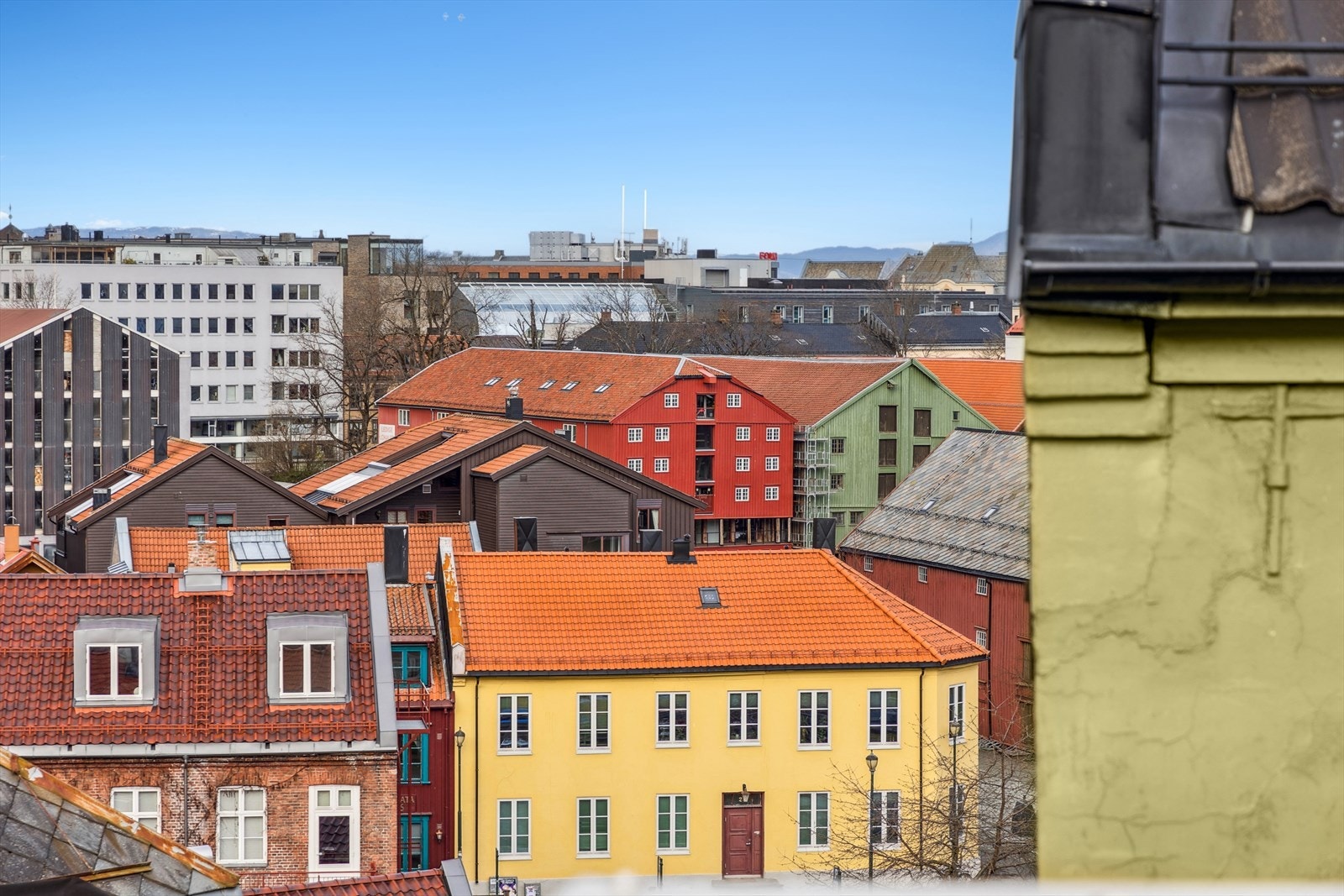 Det er ca. 5min gange til Solsiden og sentrum med et stort og variert tilbud av forskjellige fasiliteter man kan benytte seg av. På Solsiden finner man restauranter, kaféer, frisør, kjøpesenter og vinmonopol og mye mer. Galleribilde