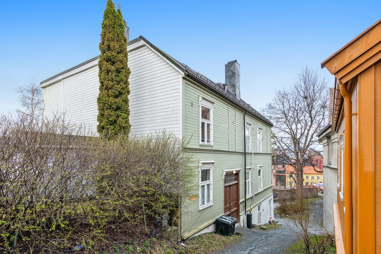 Leiligheten ligger i en gate uten gjennomgående biltrafikk. Skulle man tenkt seg en tur utenfor sentrumskjernen er det kort vei til Bakkegata bussholdeplass hvor det går hyppige avganger til de fleste steder rundt Trondheim. Galleribilde