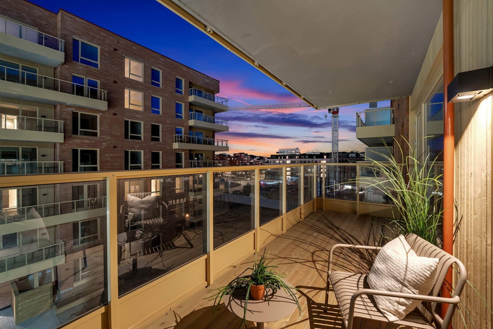 Balkonger har tremmegulv av trykkimpregnert trebord. Balkongene har rekkverk i glass og metall. Det er montert utvendig belysning og stikkontakt Galleribilde