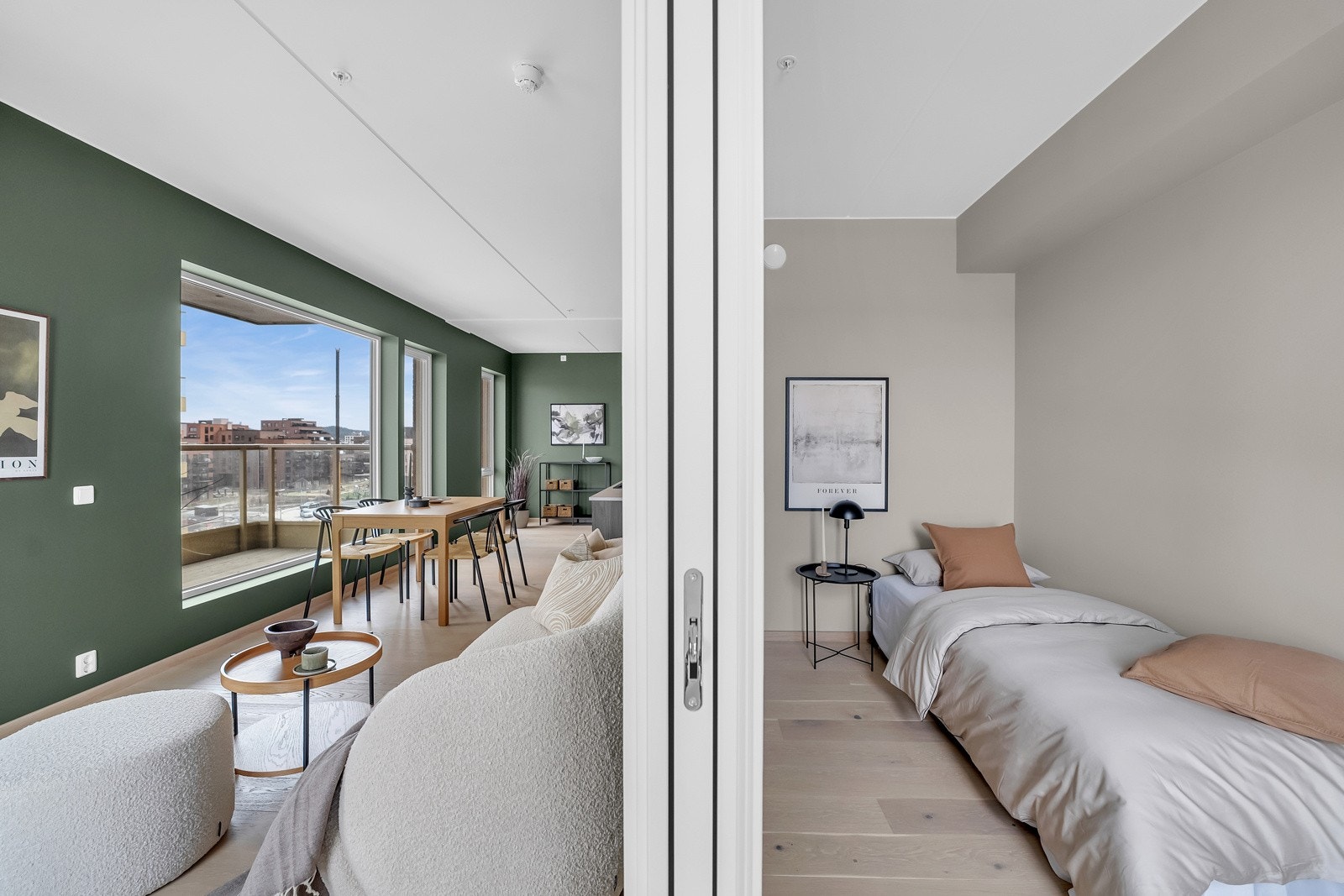 Store vindusflater slipper inn godt med naturlig lys Galleribilde