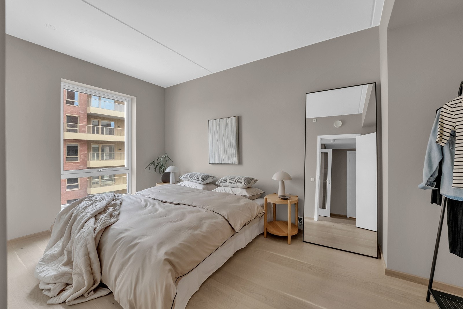 Romslig hoved soverom med god plass til garderobe Galleribilde