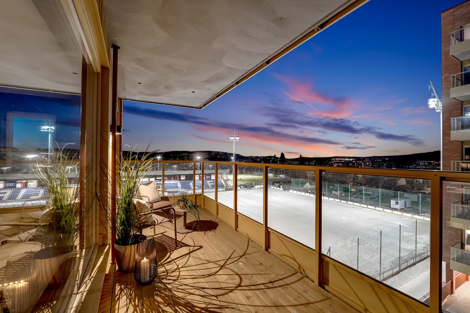 Fra stuen har du direkte utgang til en østvendt balkong på 11 kvm - med flott utsikt over området. Galleribilde