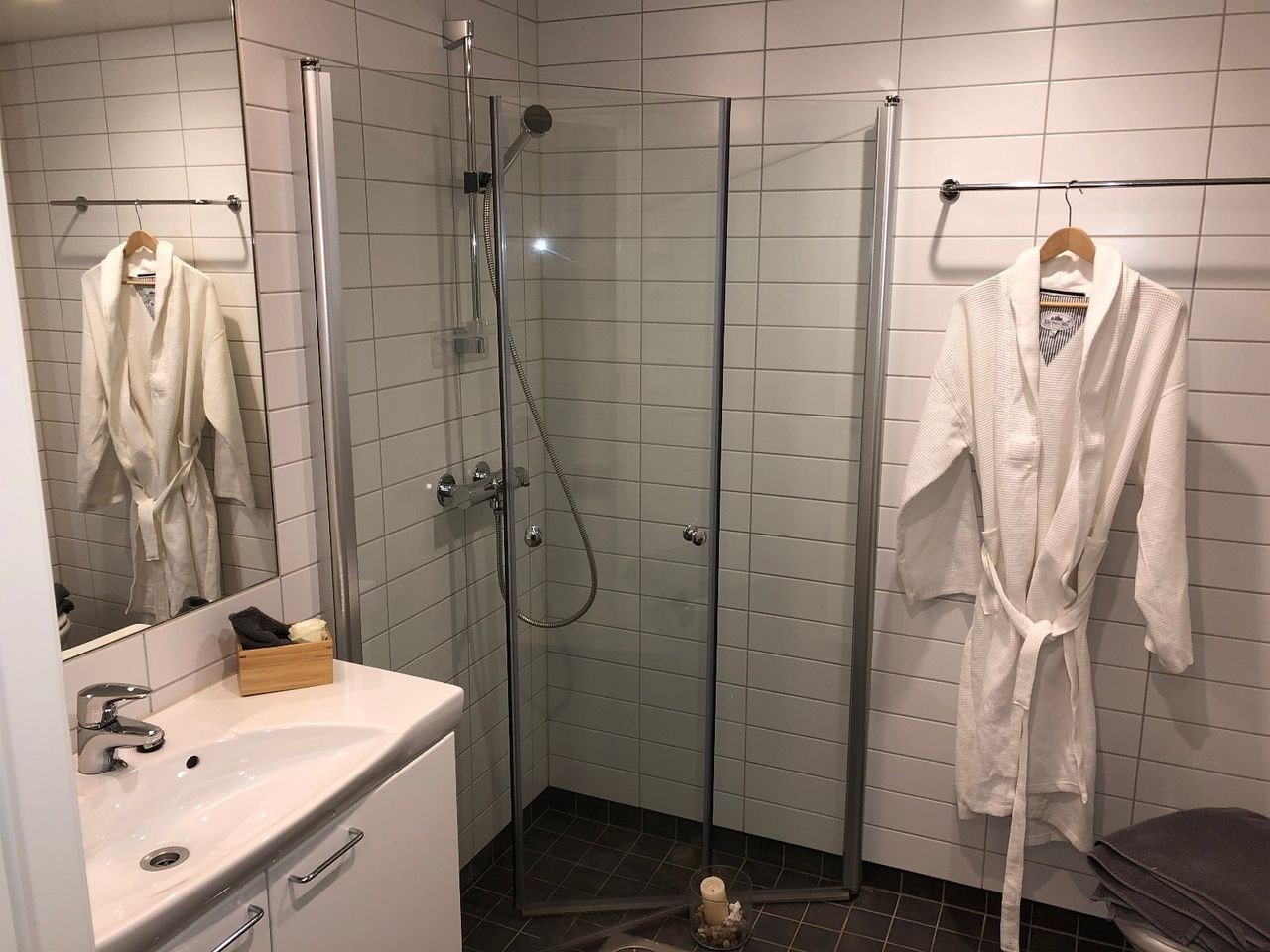 MODERNE LEKKER BAD MED VASKEMASKIN Galleribilde