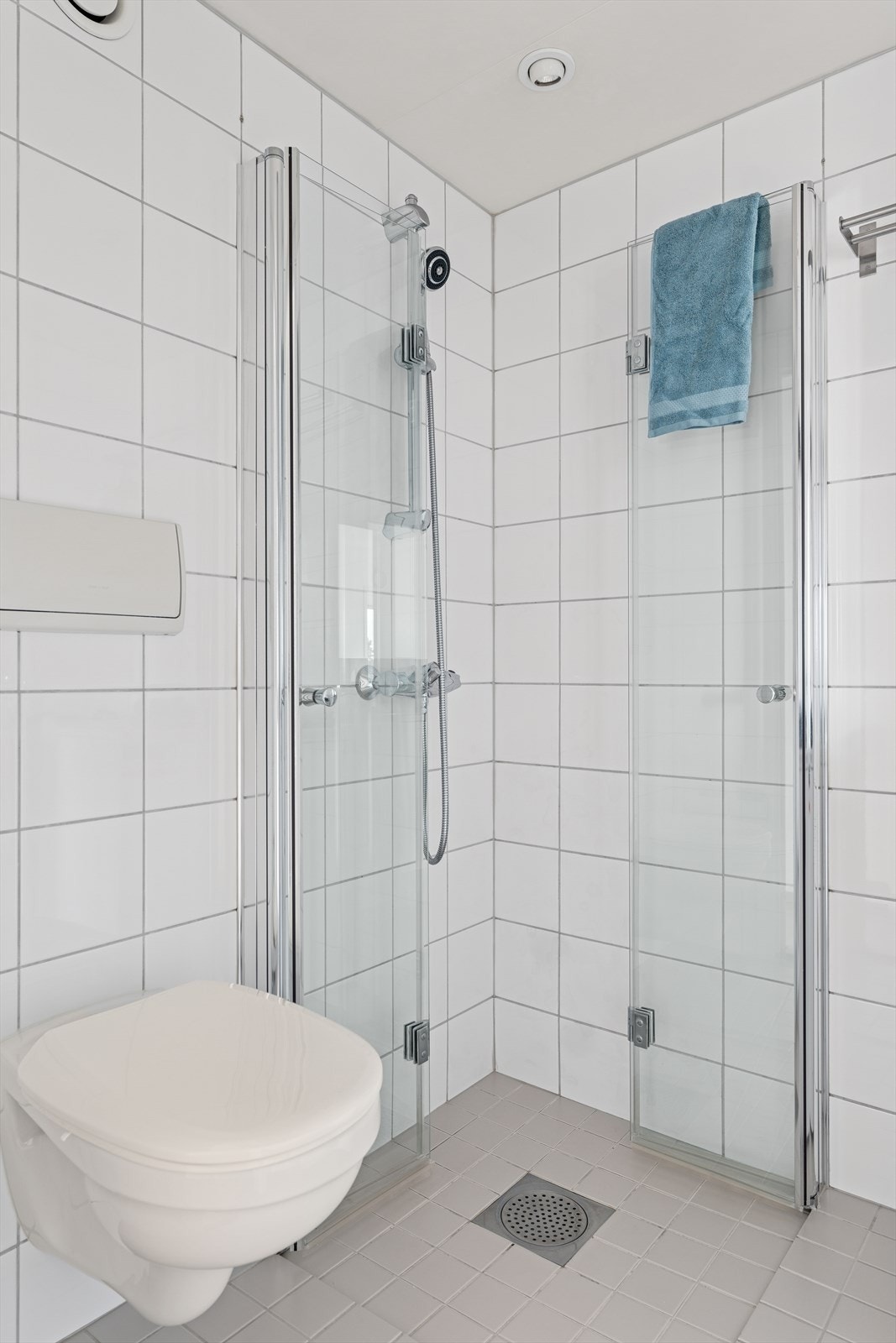 Stor dusjsone med foldbare dører for en plassbesparende effekt Galleribilde