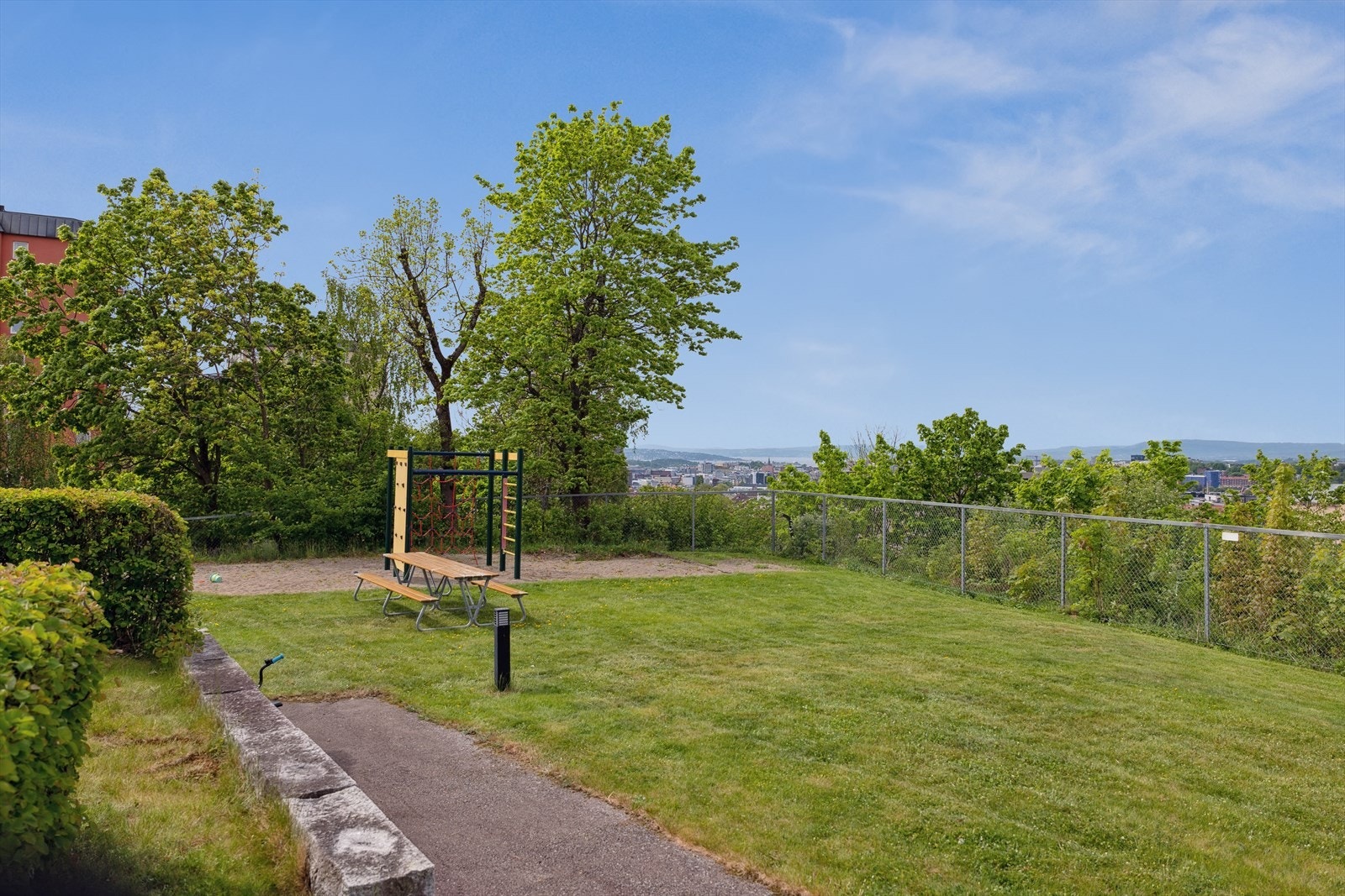 Fellesarealer med sittegrupper, gressplen og en fantastisk utsikt Galleribilde