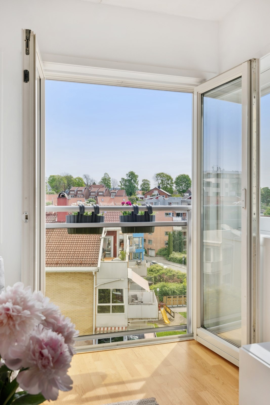 Fransk balkong "uten innsyn". Her skimter du ut over taktopper og får virkelig kjenne på følelsen av å være i toppetasjen Galleribilde