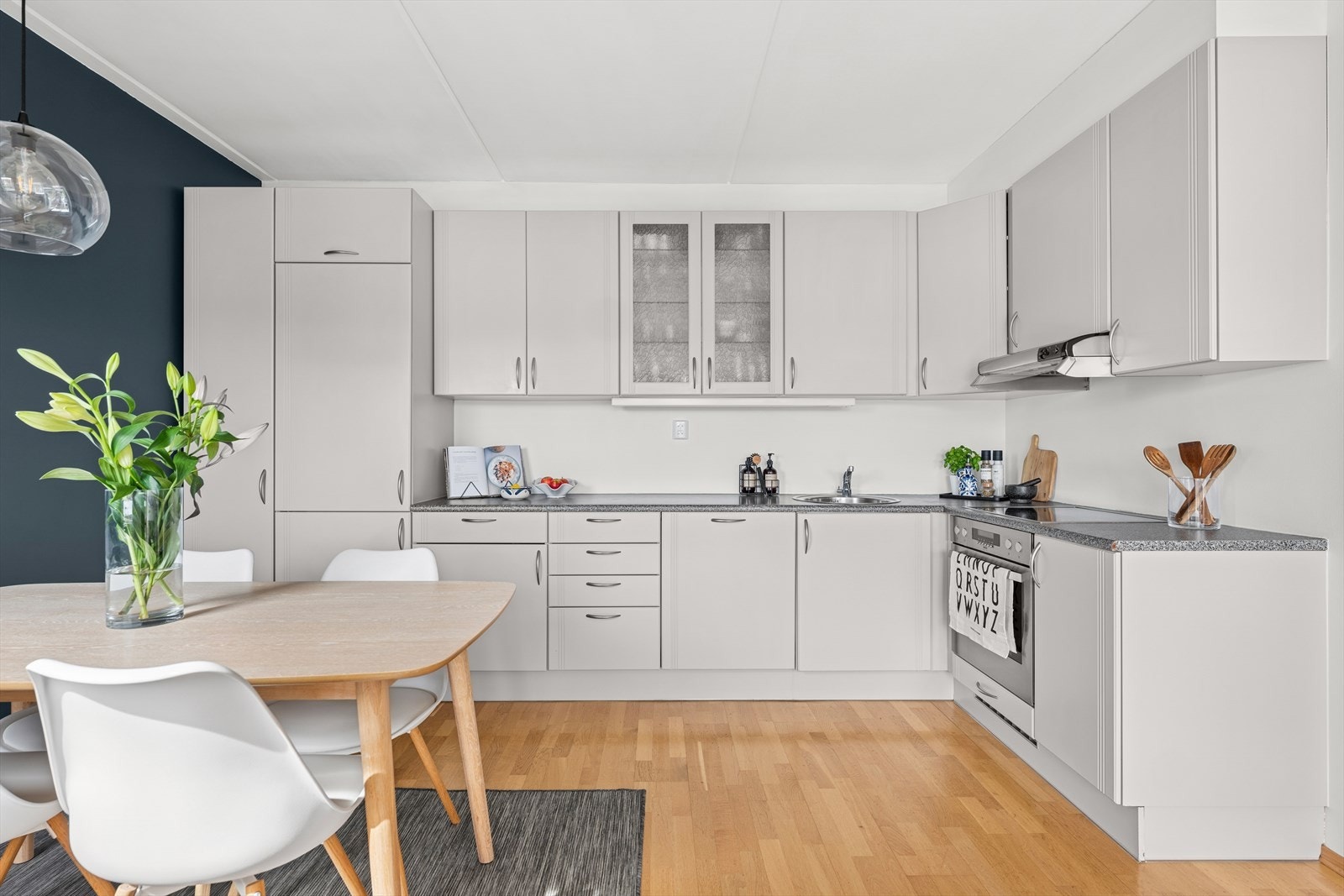 Her får du gode oppbevaringsmuligheter i over- og under-skap, samt store arbeidsflater Galleribilde