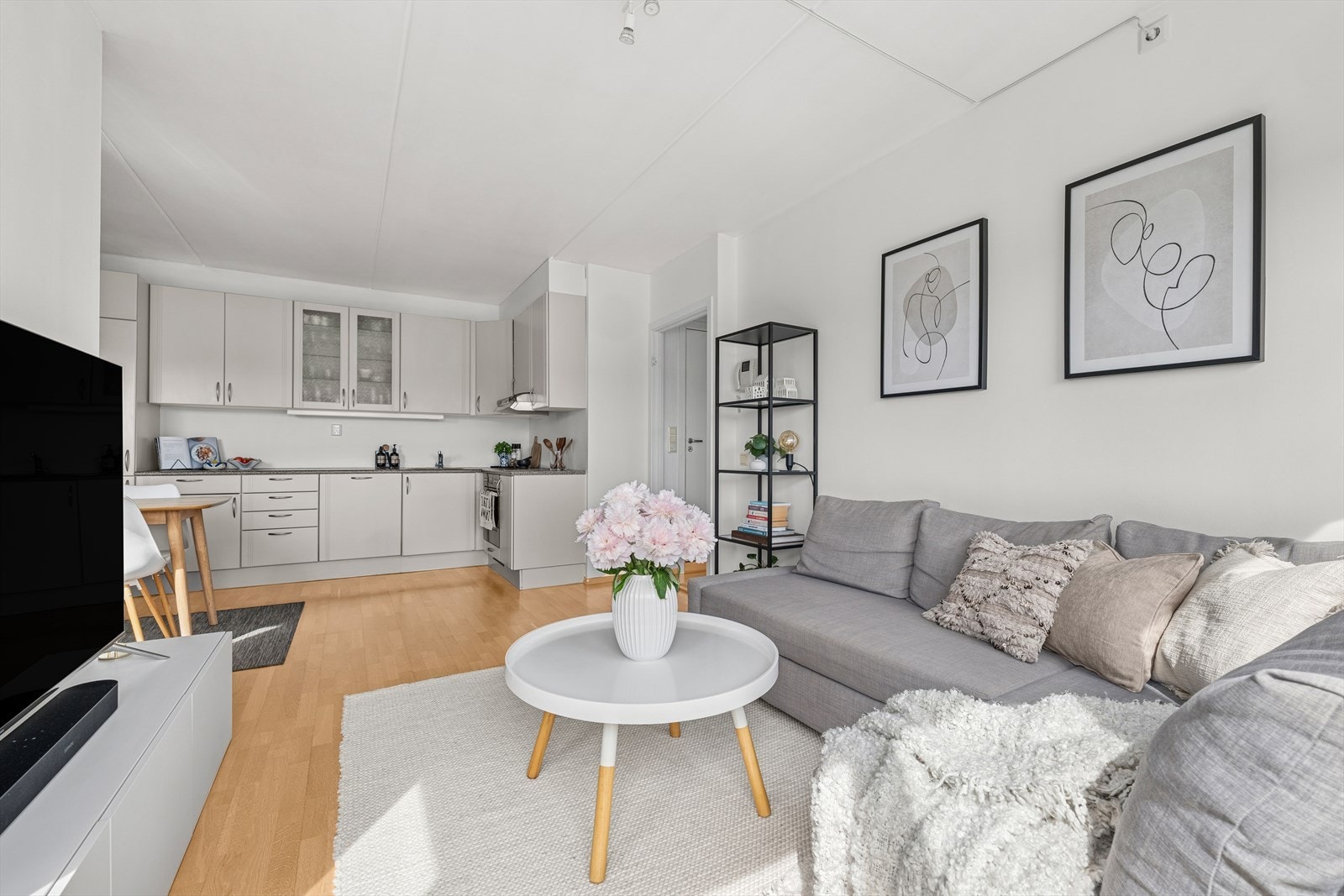 Den delvise åpne løsningen mot stuen gjør kjøkkenet til et sosialt allrom. Galleribilde