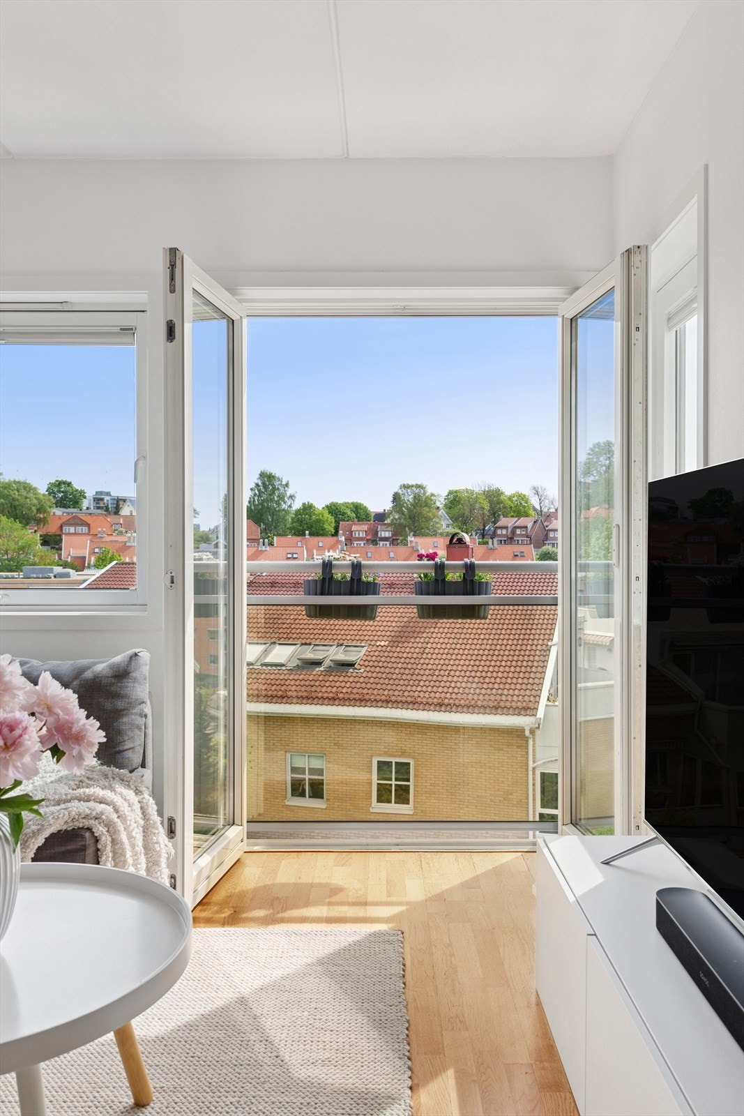 Fransk balkong med gode solforhold og nydelig utsikt ut mot nabolaget Galleribilde