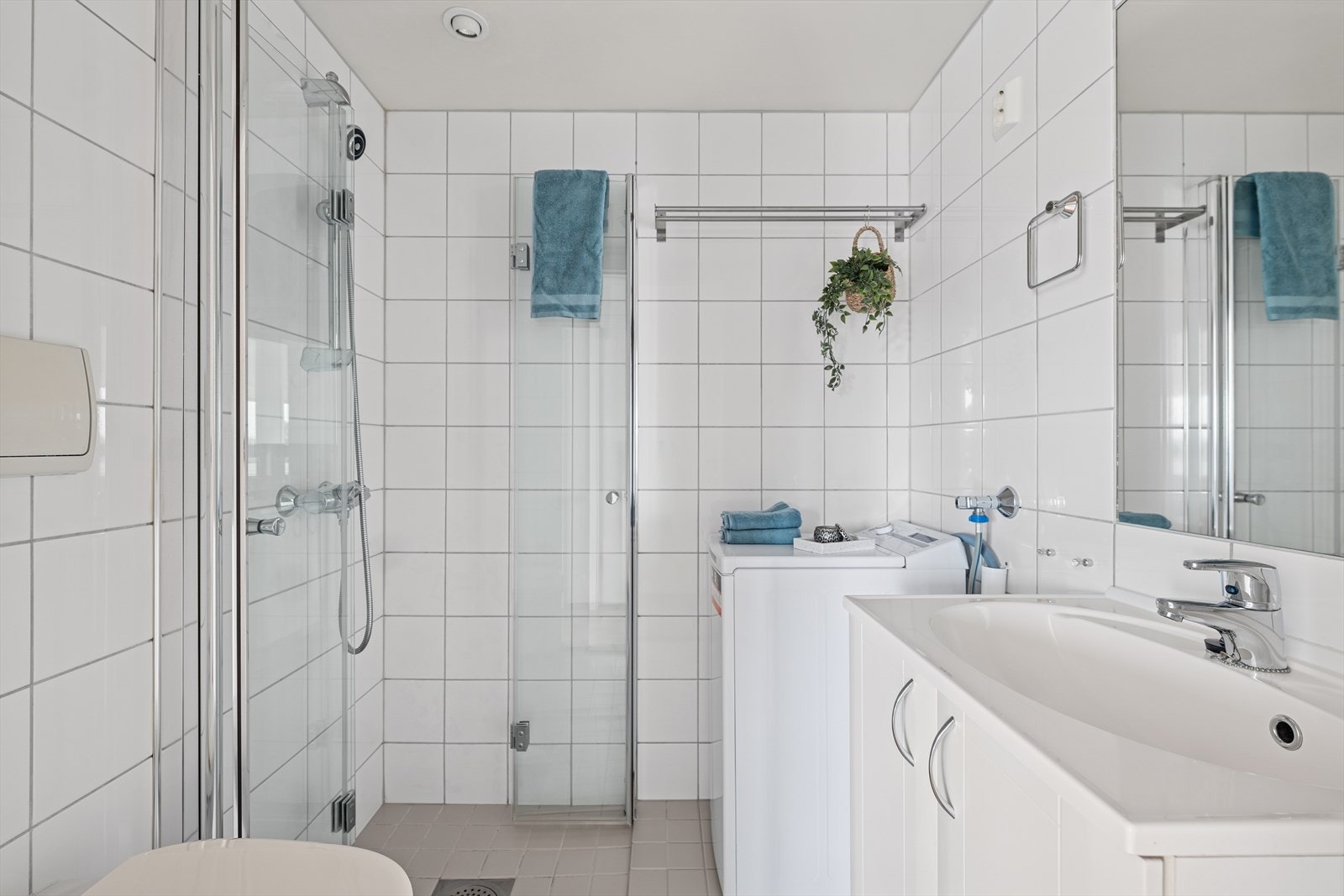 Lyst og romslig baderom fra byggeår. Opplegg for vaskemaskin og godt med lagring i servantskap Galleribilde