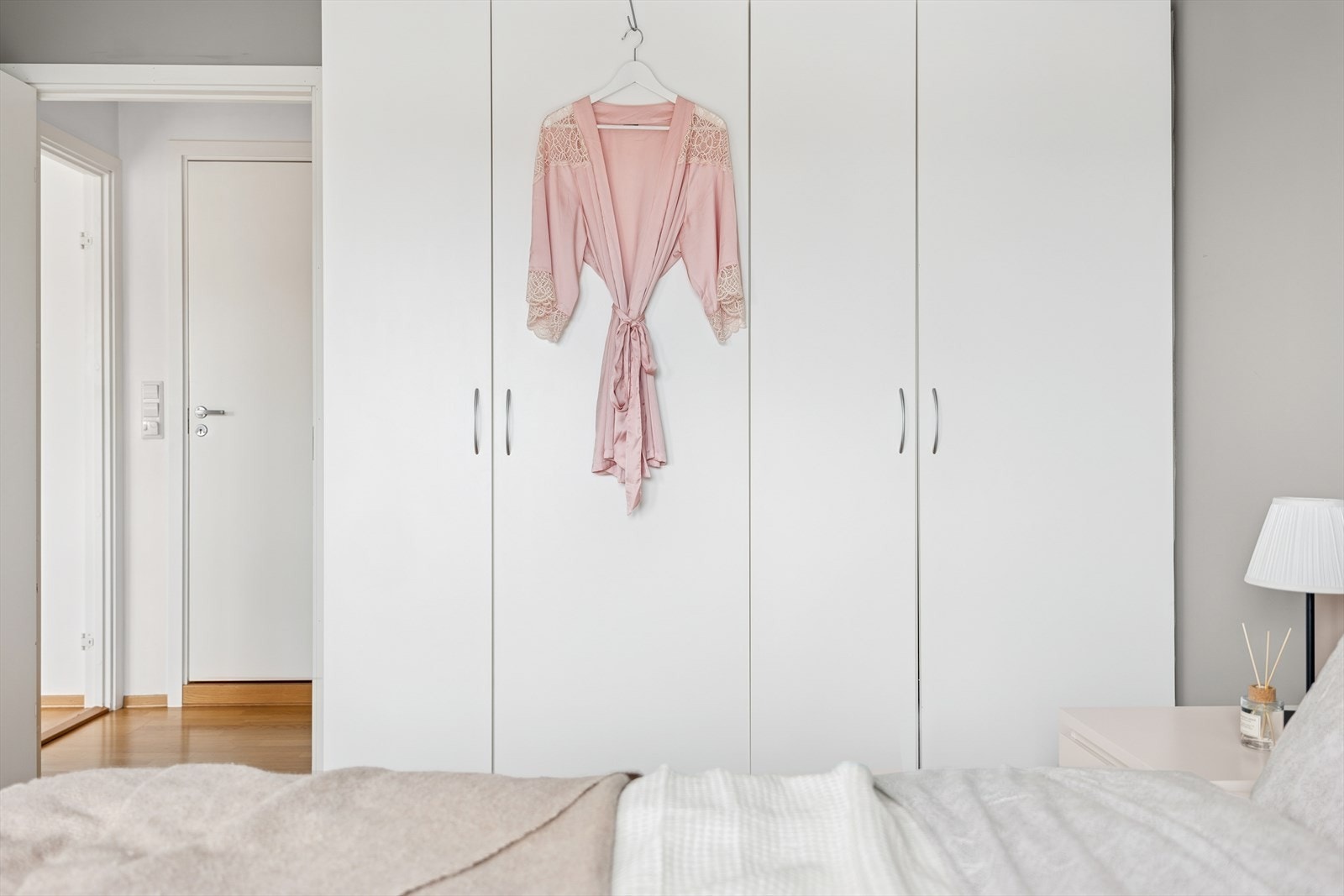 De moderne fargevalgene går igjen i alle boligens rom Galleribilde