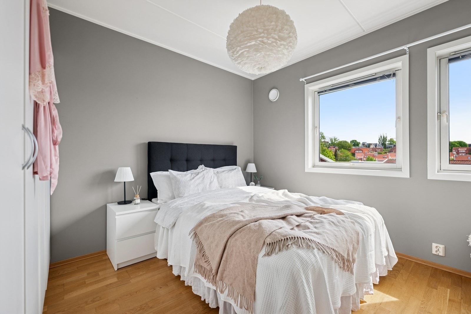 Leilighetens soverom er lyst og romslig med plass til både dobbeltseng og kontorpult Galleribilde