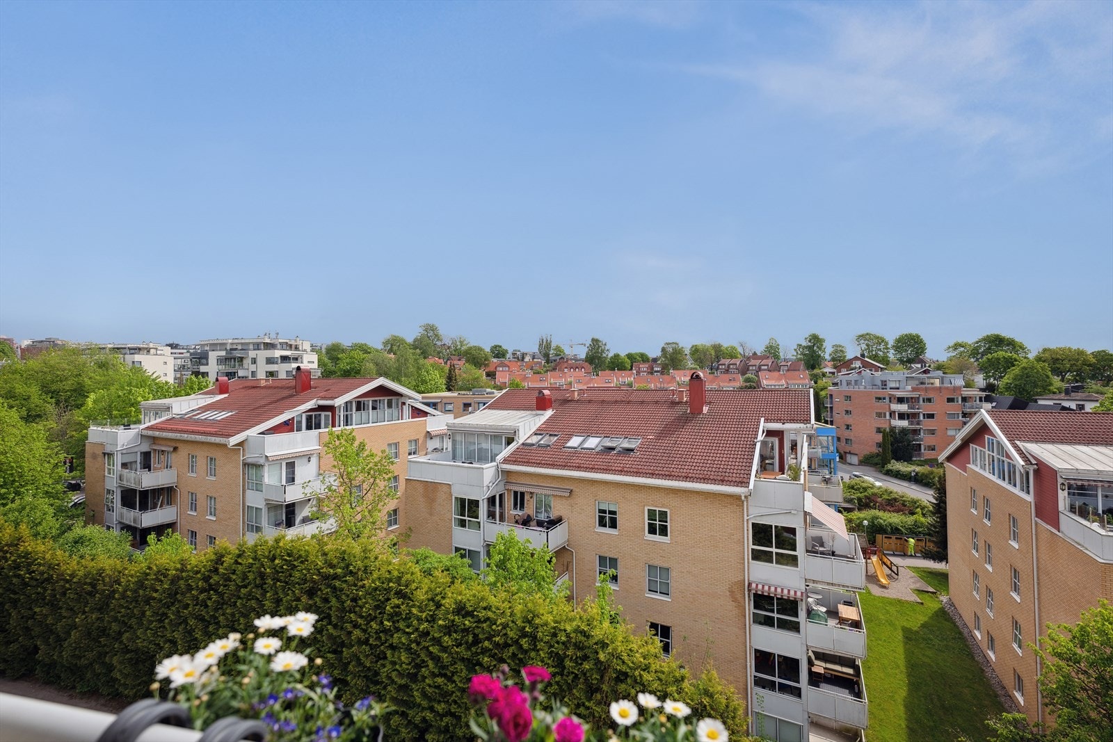 Her sitter du i rolige og grønne omgivelser, skjermet fra trafikkstøy Galleribilde