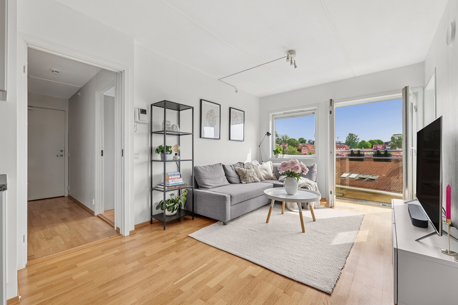 Stilfulle og lune fargetoner. Den åpne løsningen gir en naturlig forbindelse til resten av boligen og skaper en harmonisk romfølelse. Galleribilde