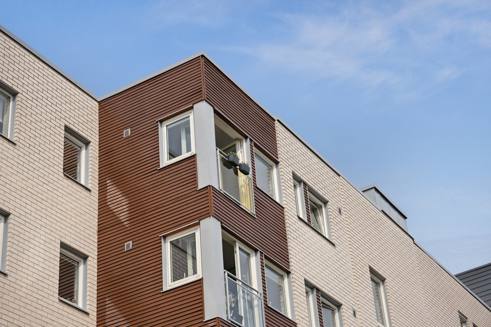 Leiligheten ligger fint til i byggets 5. og toppetasje uten noen over Galleribilde