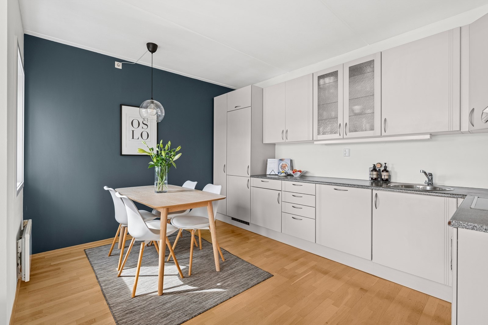 Den åpne løsningen gir god plass til spisebord og skaper en lys og luftig atmosfære. Galleribilde