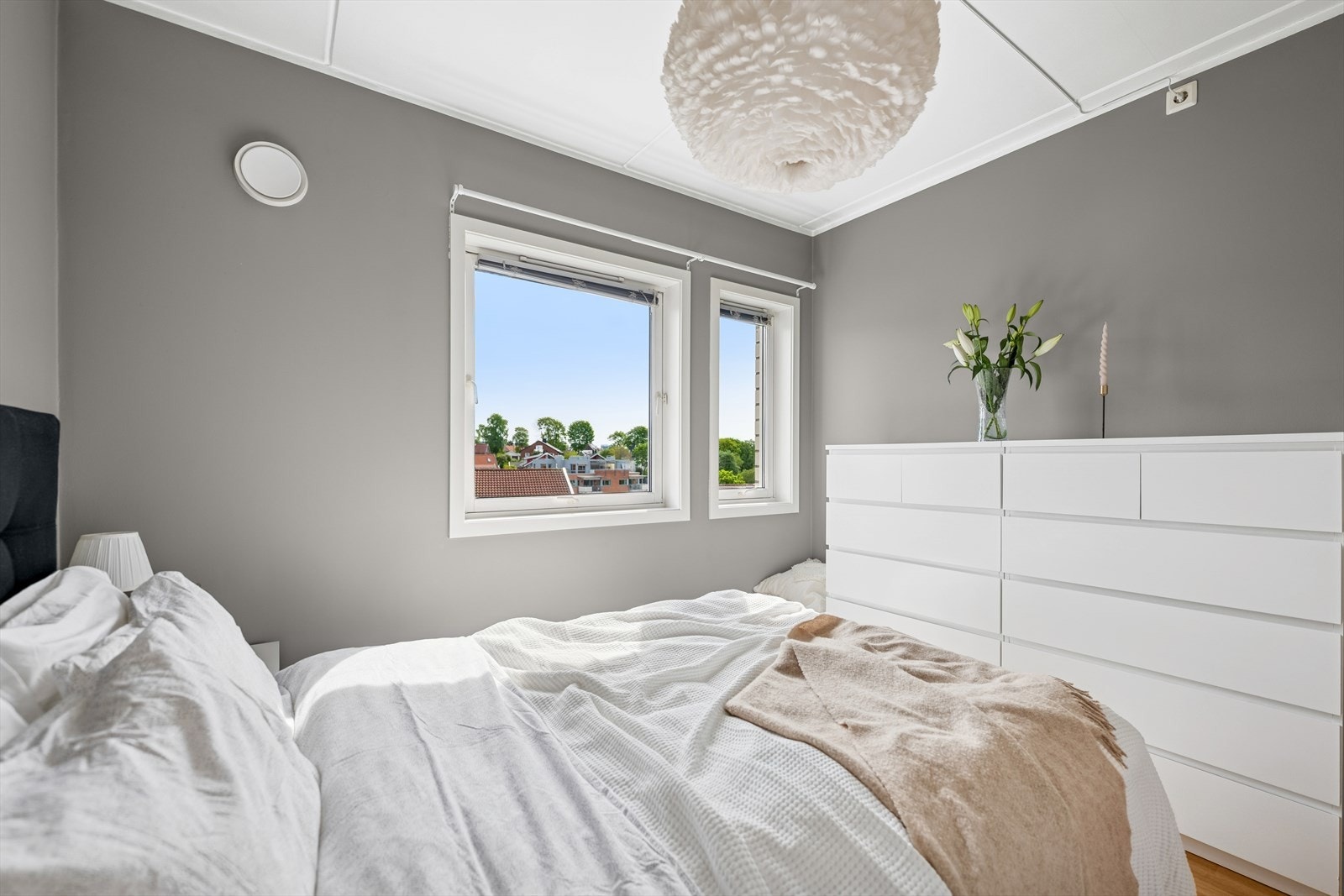 Det er rikelig med oppbevaringsplass i garderobeskap og kommoder Galleribilde