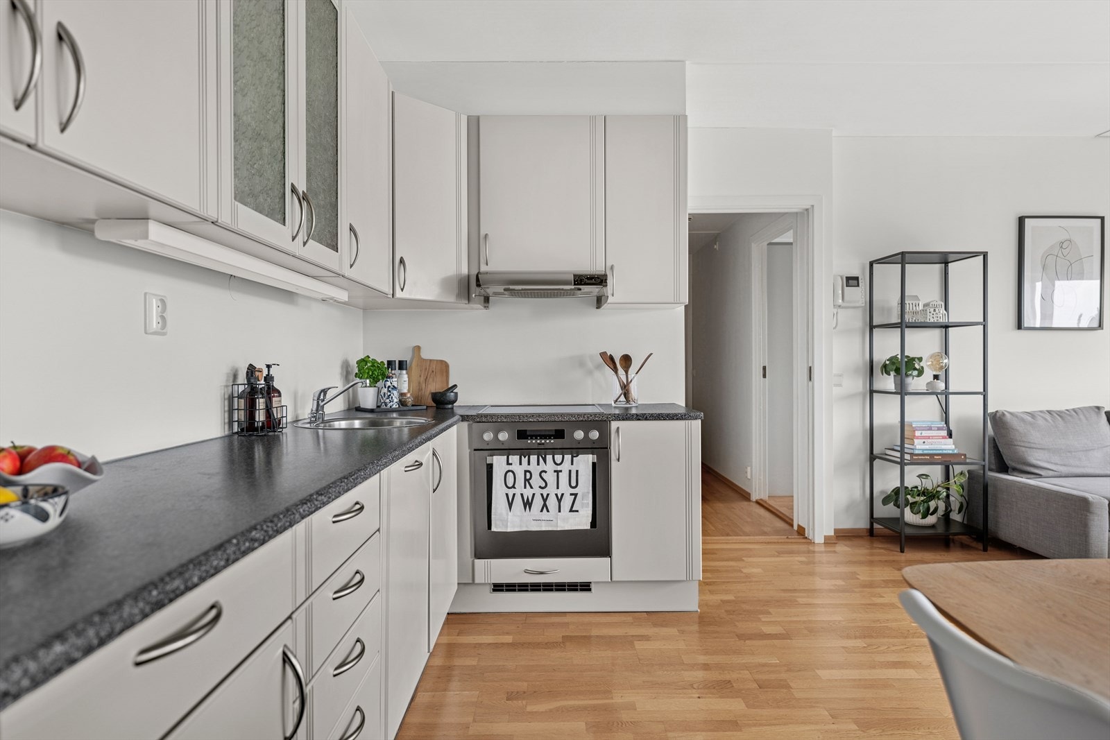 Integrerte hvitevarer som kjøleskap, komfyr/platetopp og oppvaskmaskin medfølger salget Galleribilde