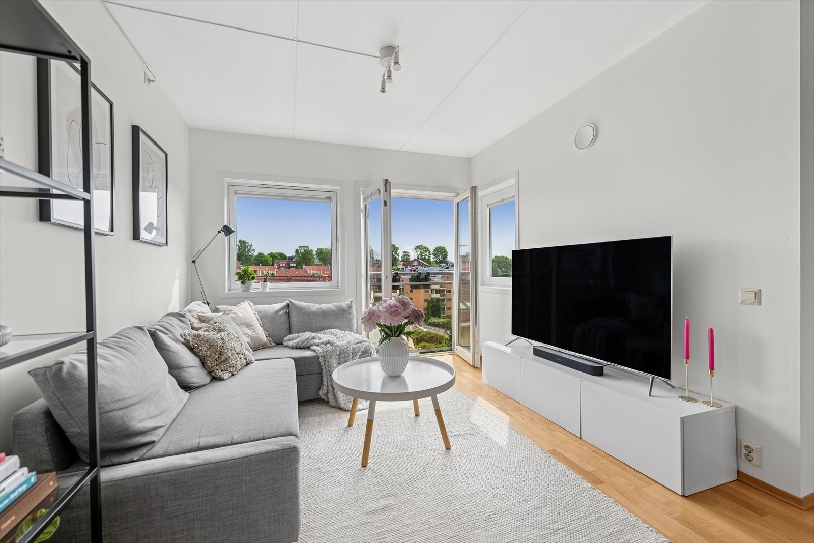 Stue med store vindusflater som slipper inn rikelig med dagslys, perfekt for både avslapning og sosiale sammenkomster. Galleribilde