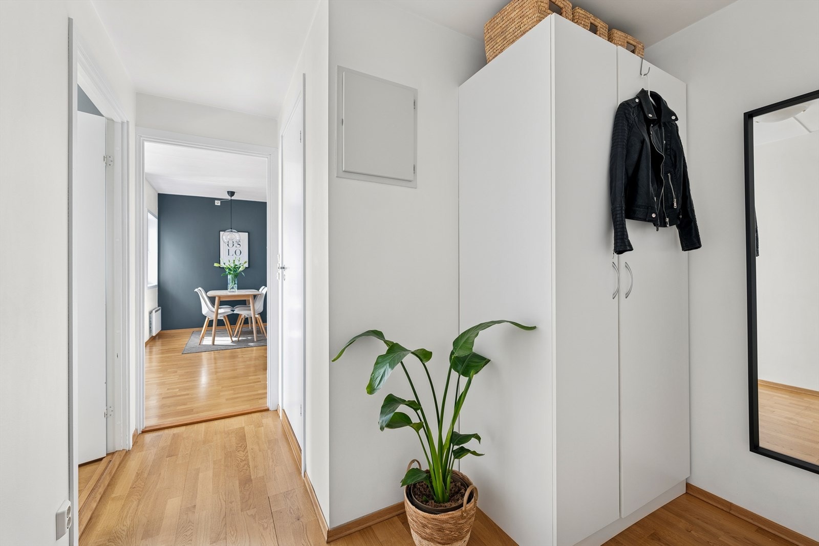 Velkommen inn til en romslig entre med gode muligheter for oppbevaring Galleribilde