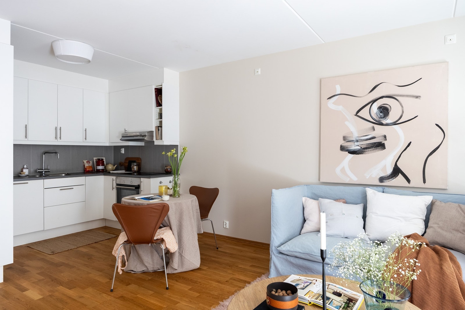 Åpen stue/kjøkkenløsning - skaper god romfølelse og sosial matlaging! Galleribilde