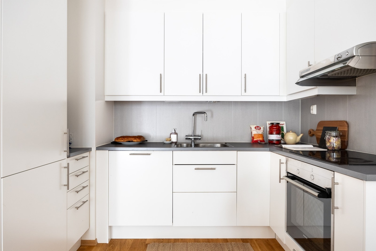 Flott kjøkken av moderne standard - levert av Maribodal. God skap/benkeplass med helintegrerte hvitevarer fra Siemens. Galleribilde