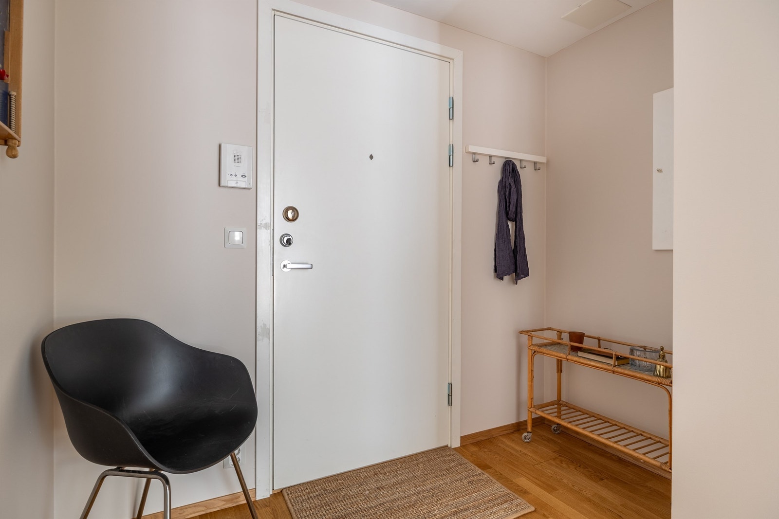 Romslig entré med knagger til å henge fra seg yttertøy, og god oppbevaringsplass til å sette fra seg sko. Galleribilde