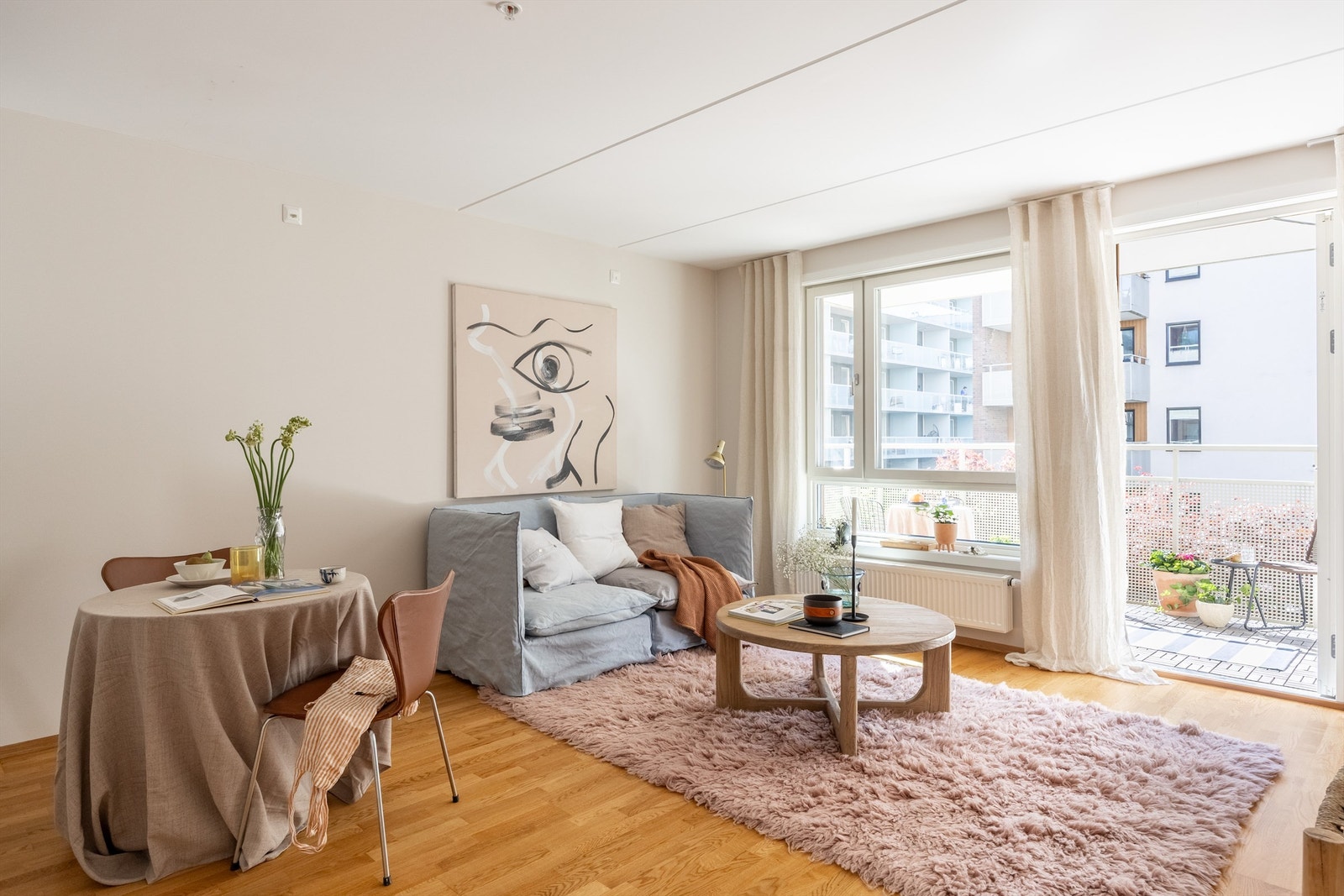 Velkommen inn i stuen- store vindusflater fra øst sørger for en lys og luftig atmosfære i leiligheten. Galleribilde