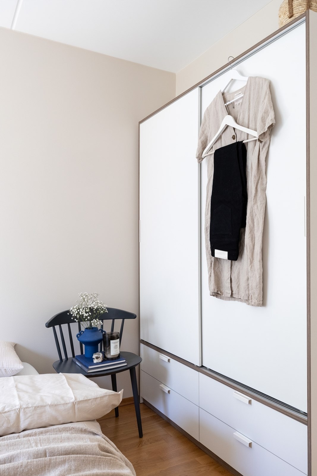 Stort klesskap med rikelig oppbevaringsplass. Galleribilde