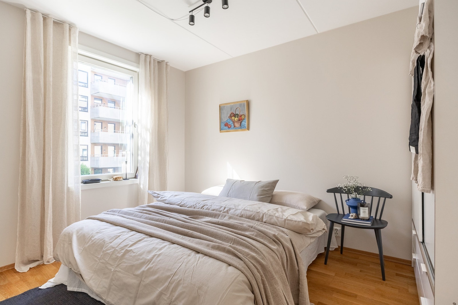 Lyst og delikat soverom av god standard! Her er det god plass til nattbord m.m. Galleribilde