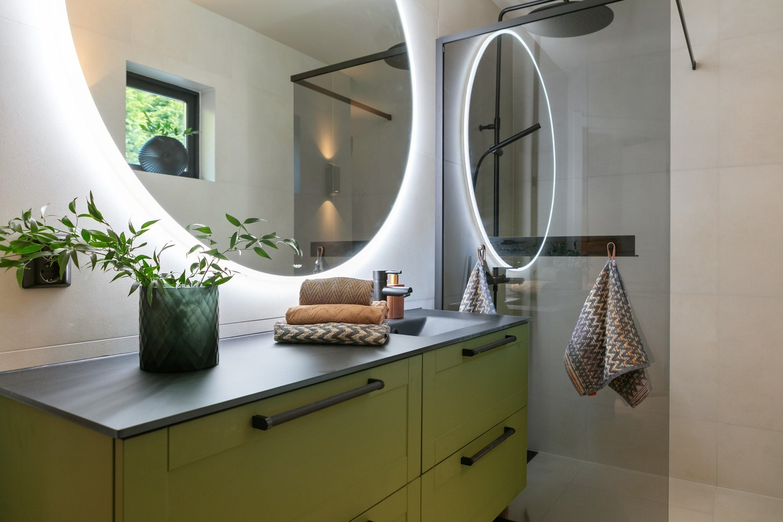 Den integrerte belysningen gir badet et luksuriøst uttrykk. Galleribilde