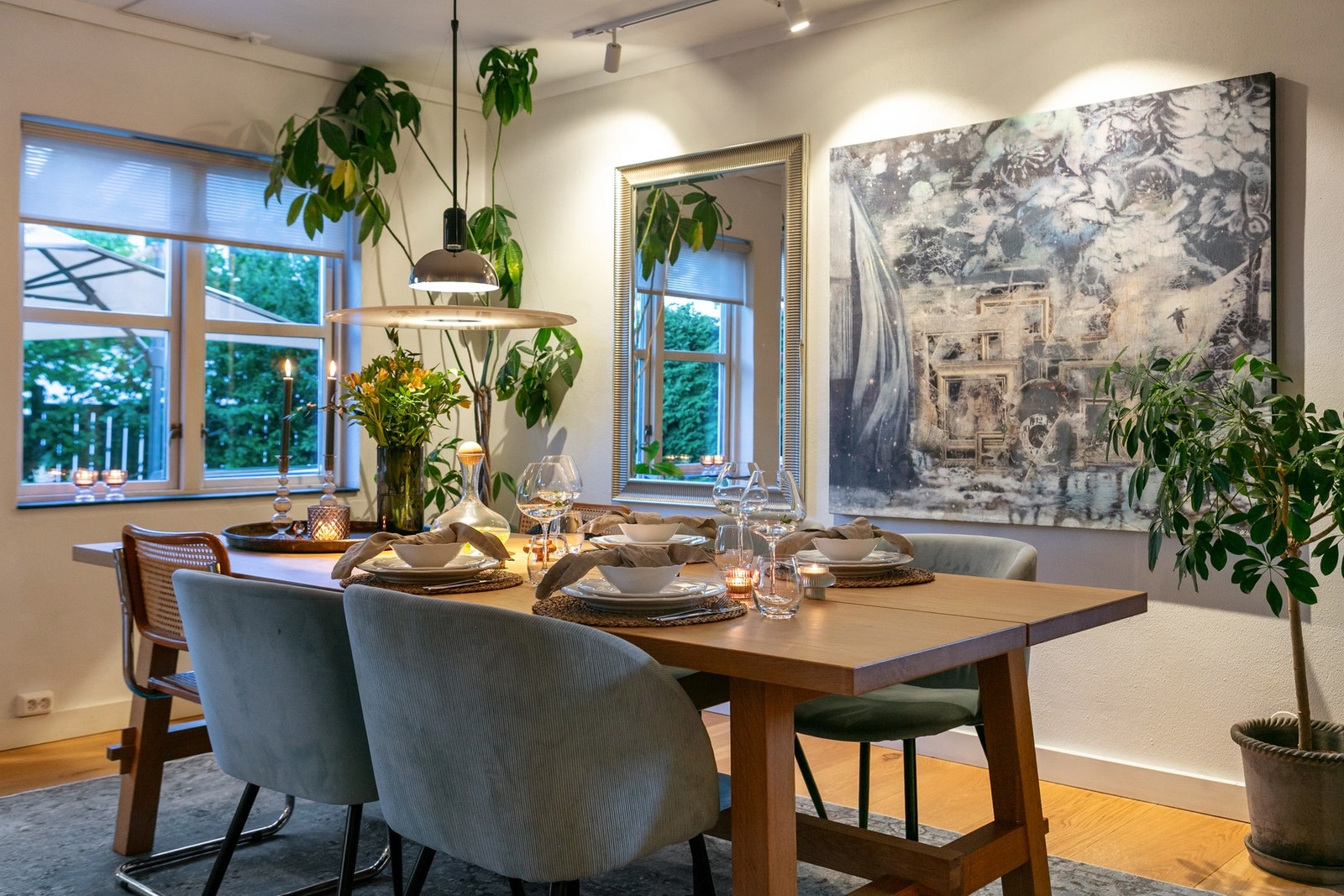 Mellom sonene finner spisebordet sin naturlige plass. Gled dere til å invitere venner og familie til den første middagen i nytt hjem! Galleribilde