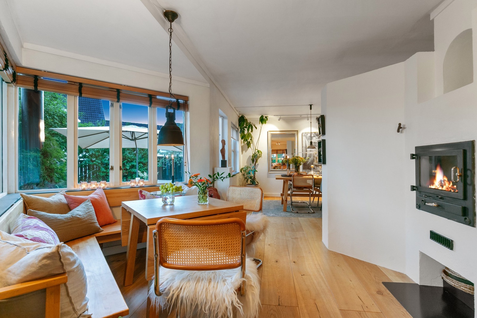 Stemningsfullt ved kjøkkenbordet når det er fyr i peisen. Galleribilde