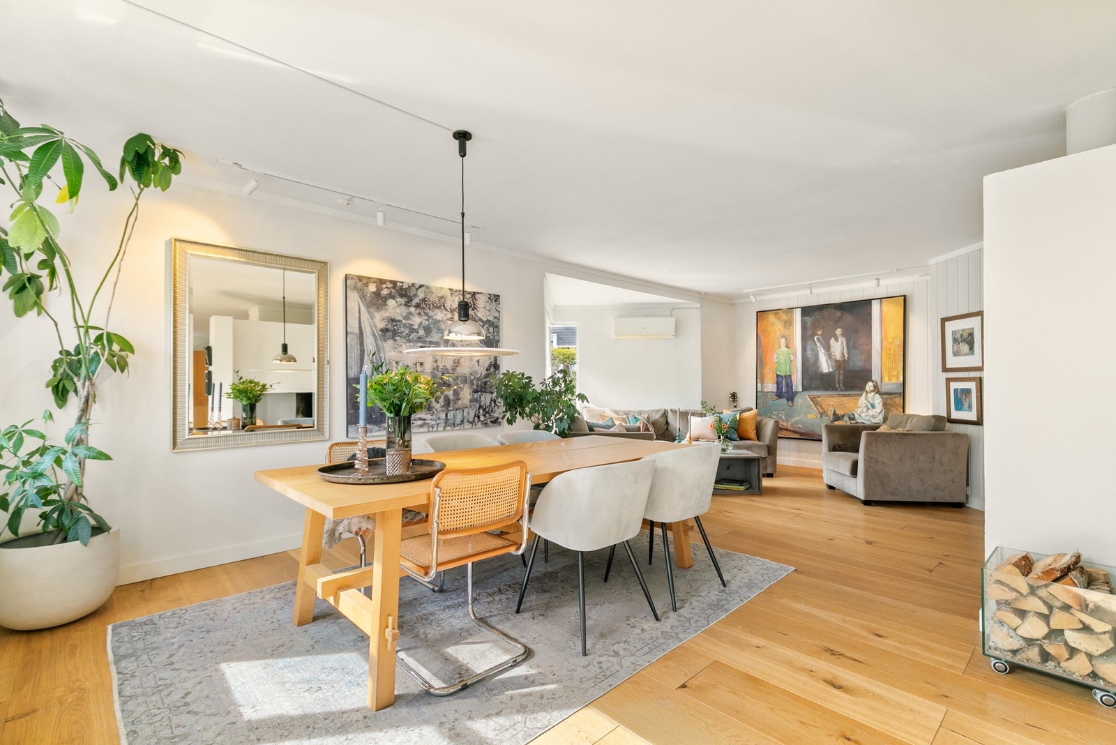 Ekskulsiv Boen heltre 1-stavs eikeparkett. De brede plankene skaper meget god atmosfære i rommet. Galleribilde