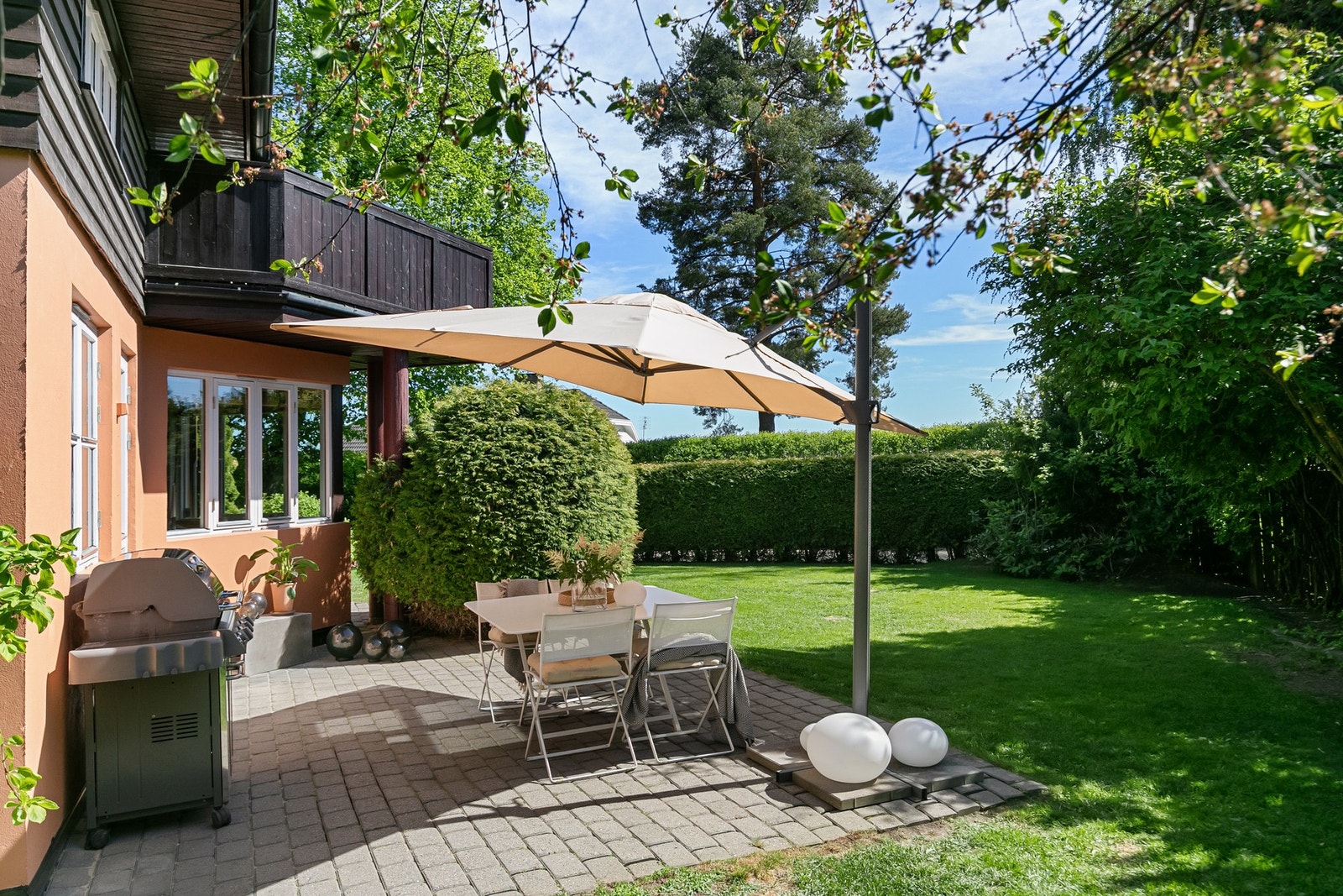 Hagen byr på prydbusker, frukttrær og mye boltreplass i helt skjermede omgivelser. Galleribilde