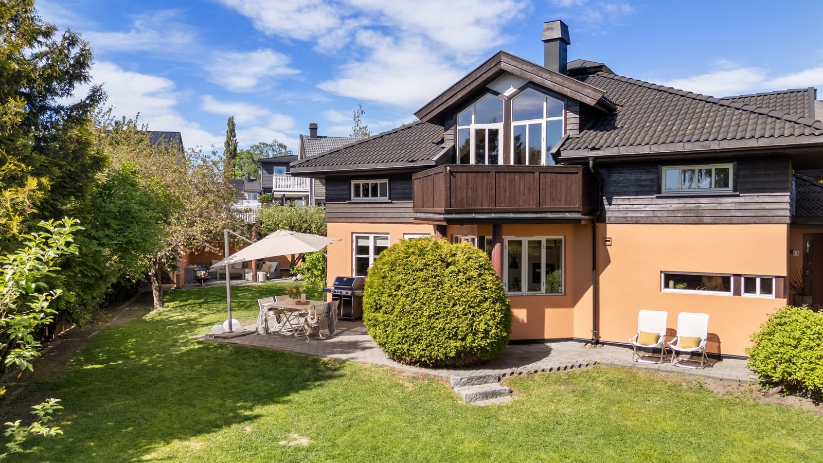 Nyt villa-tilværelsen med mye boltreplass, til glede for store og små. Galleribilde