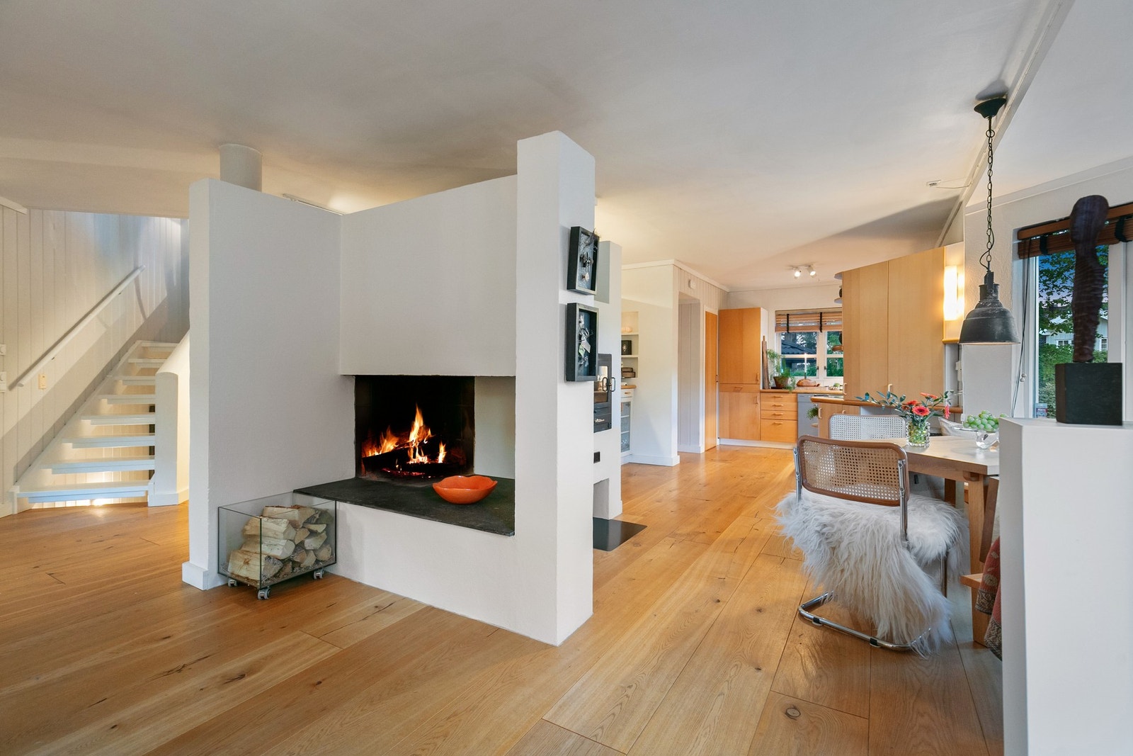 Peis med åpen flamme som kan nytes fra flere soner. Galleribilde