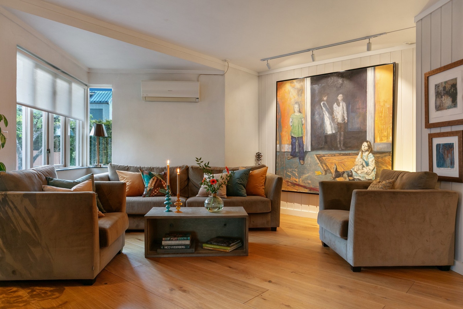 Kveldsstemning i stuen. Et lunt hjem av høy kvalitet. Galleribilde