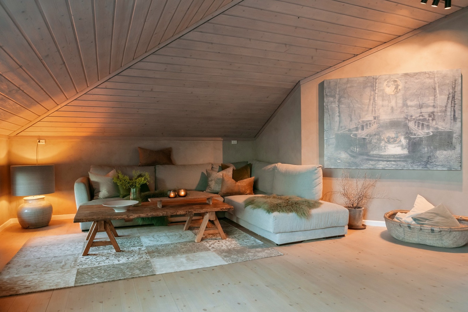 Vakre, velholdte overflater som de siste årene både er slipt og beiset. Galleribilde