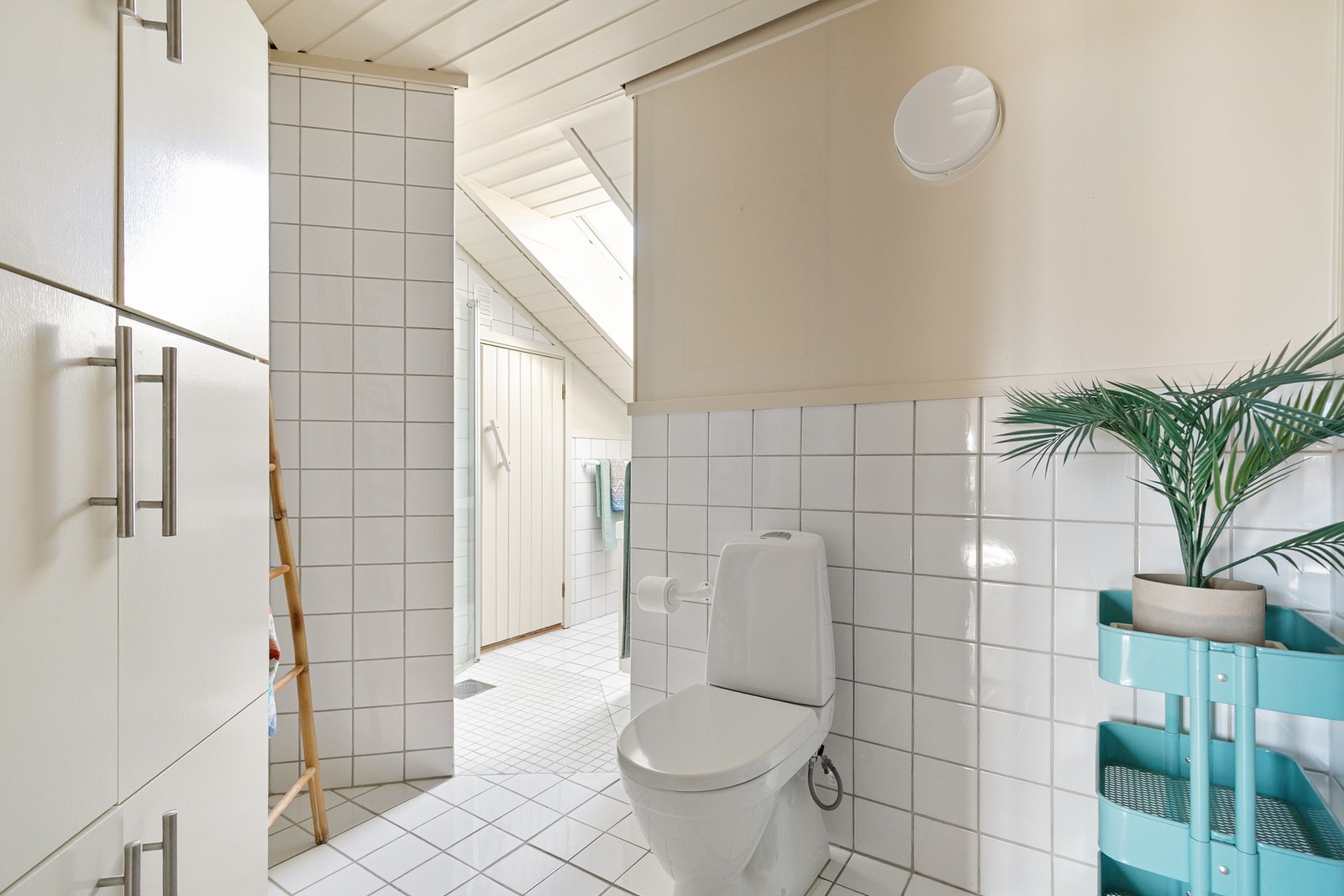 Badet har mye skapplass og varme i gulv. Galleribilde