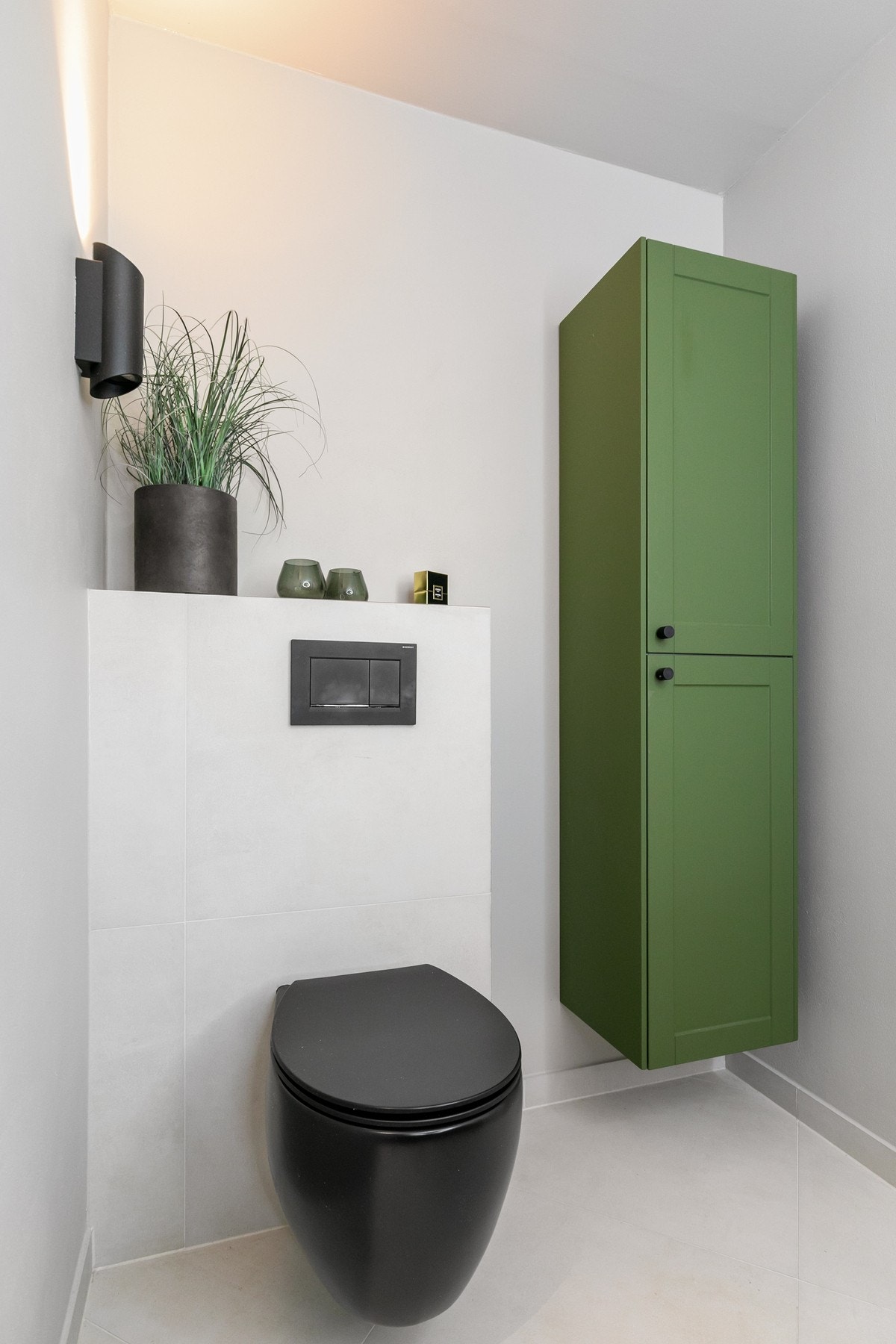 Badet har gjennomført utførelse og godt med oppbevaringsplass. Galleribilde